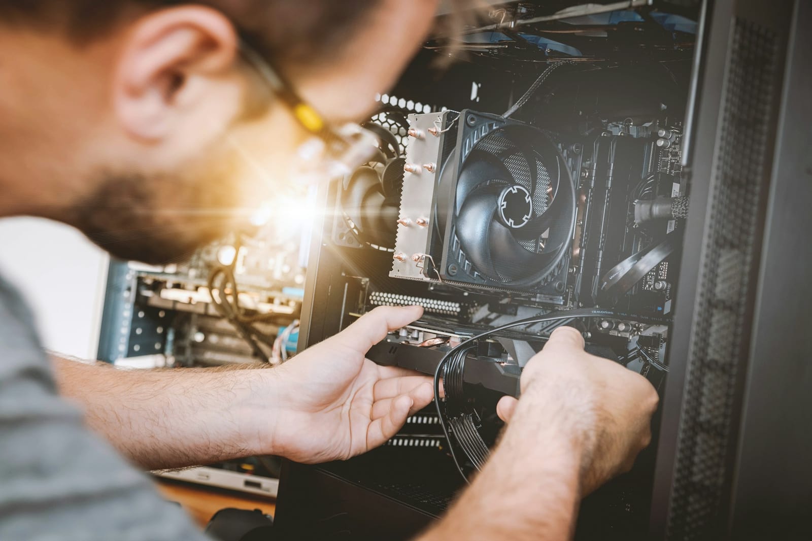 Técnico de informática a intervir num computador no escritório do cliente