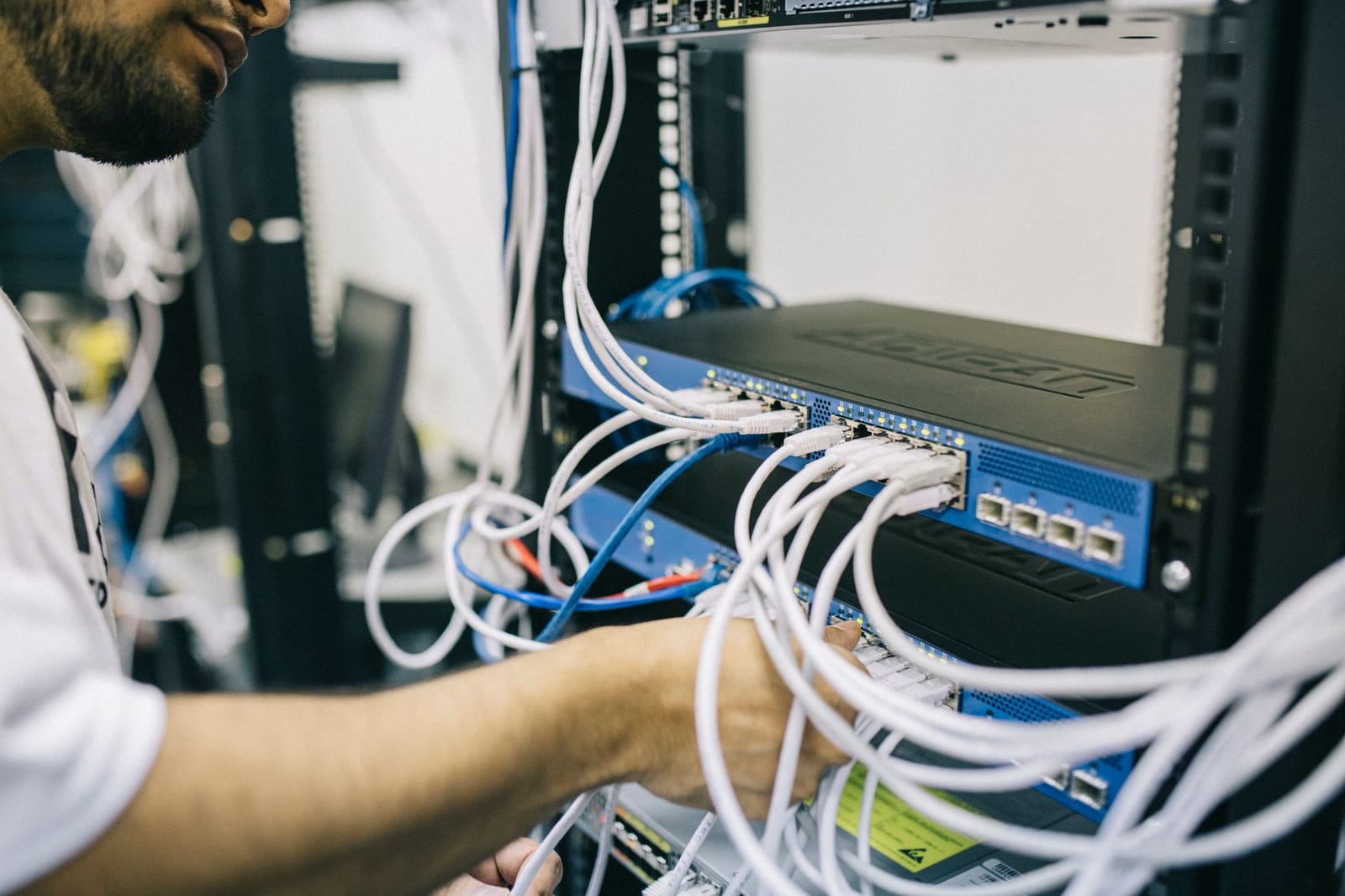 Bastidores de servidores de clientes alojados num datacenter